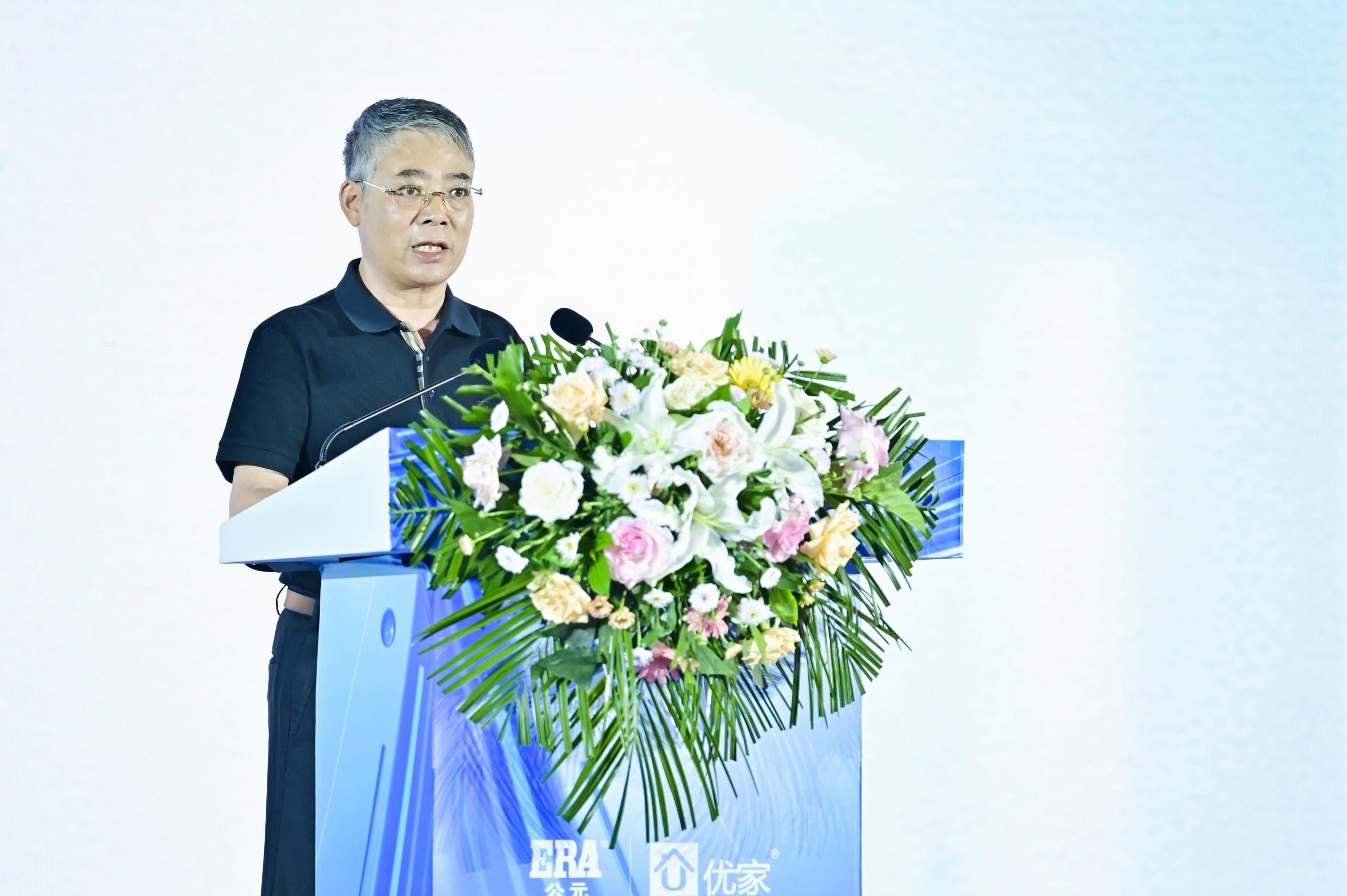 El presidente Zhang pronuncia un discurso.