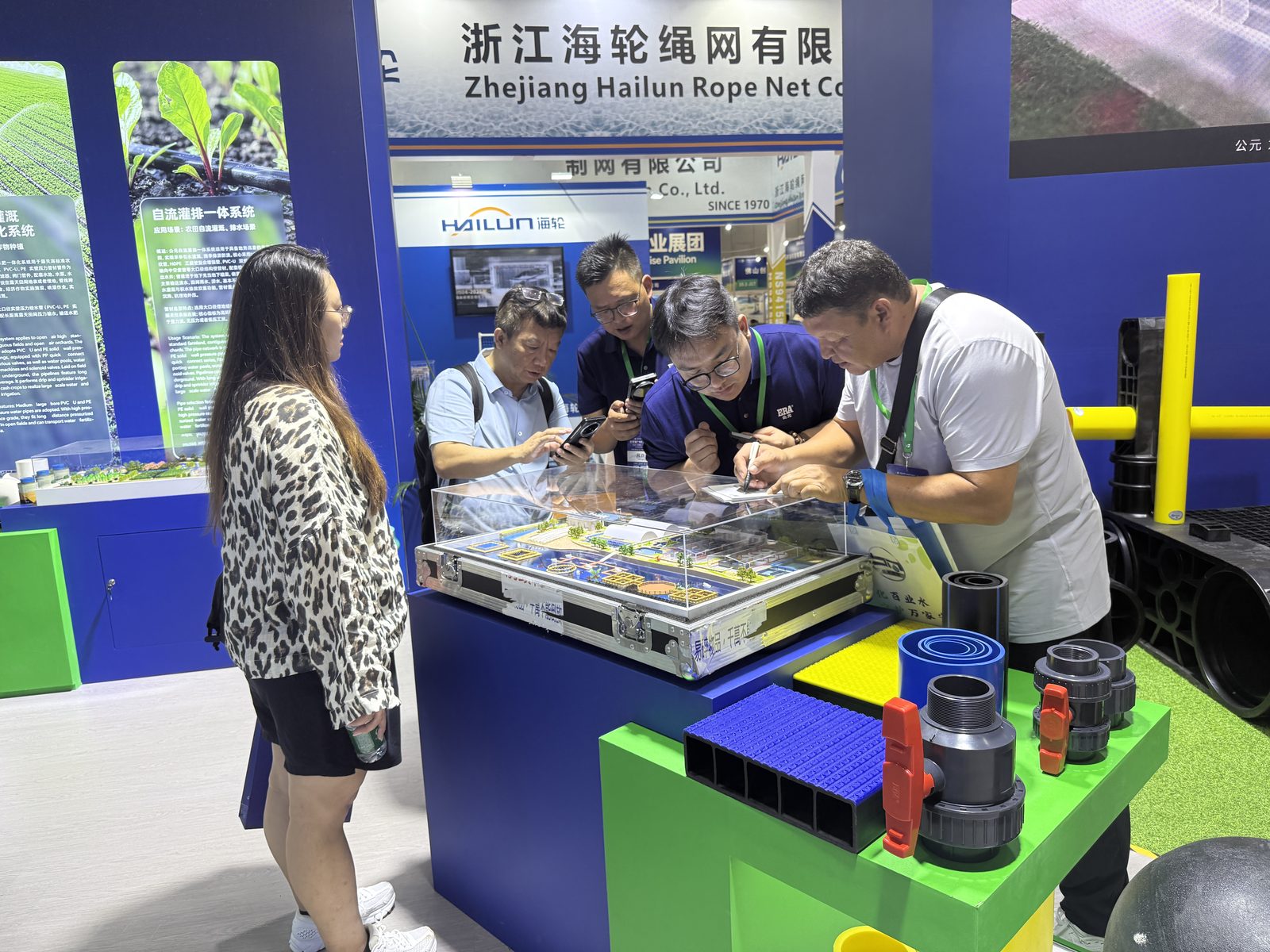El personal de ERA discute el dise&ntilde;o de una jaula de HDPE para acuicultura en aguas profundas con visitantes en la Guangzhou Fisheries Expo 2026