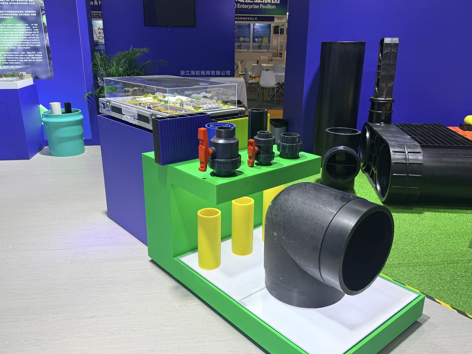 Primer plano de un modelo de conjunto de jaulas de HDPE y v&aacute;lvulas de PVC-U en la exhibici&oacute;n de ERA en la Exposici&oacute;n de Pesca de Guangzhou