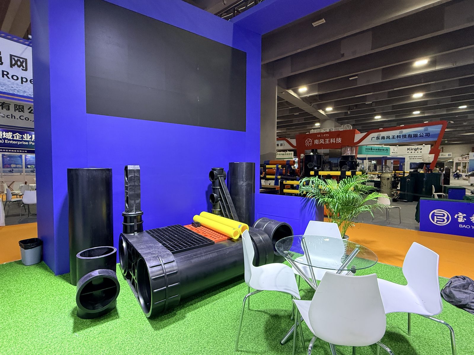 Muestras de tuber&iacute;as, accesorios y rejillas de HDPE de gran di&aacute;metro expuestas en el stand de ERA en la Guangzhou Fisheries Expo