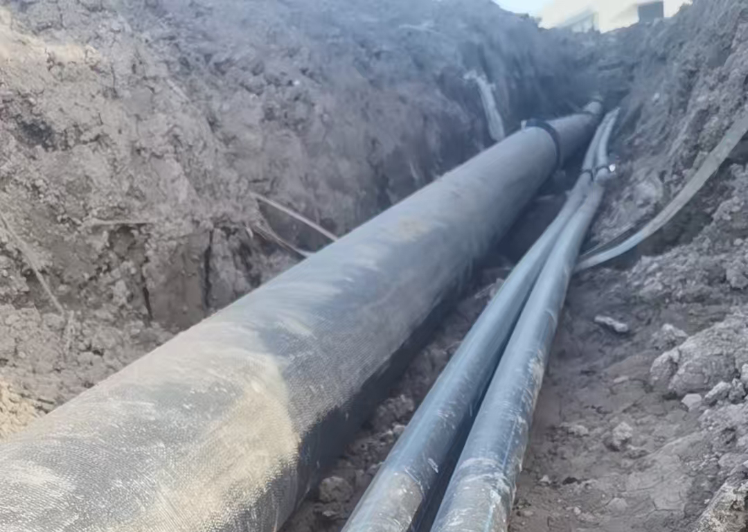 Conductos de energ&iacute;a MPP colocados en una zanja durante una instalaci&oacute;n sin zanja